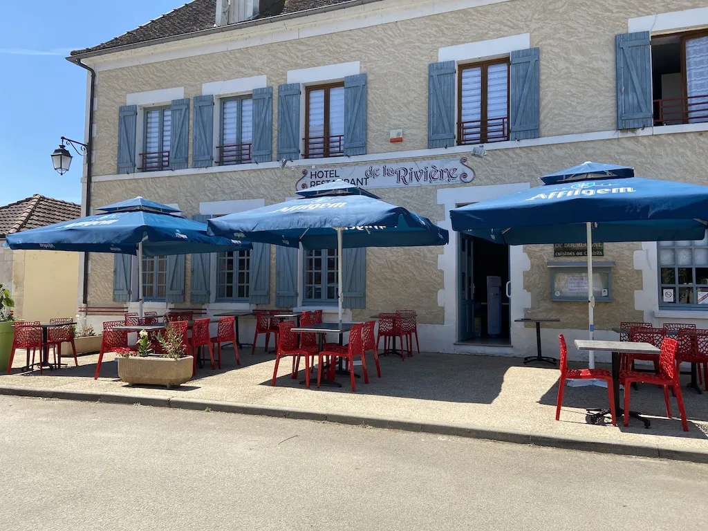 Au restaurant de la rivière